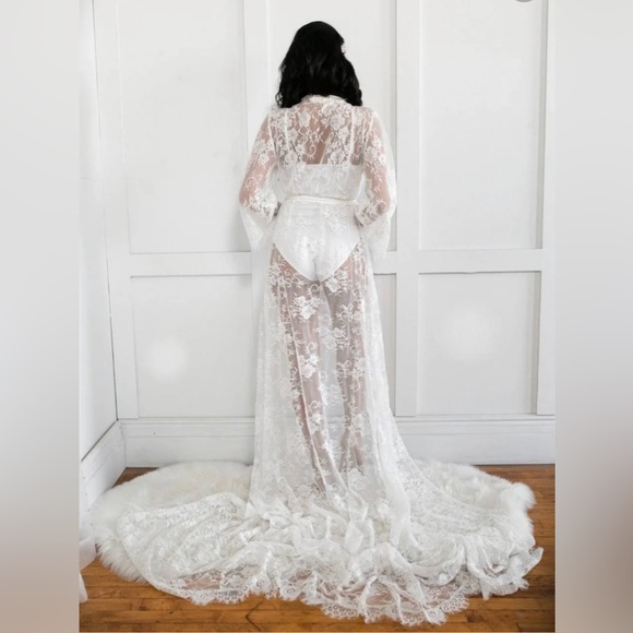 Size 12 ANASTASIA BRIDAL LACE ROBE WITH LONG TRAIN - NEVER WORN - Picture 3 of 17